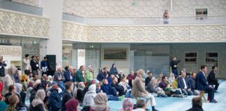 Viele NRW-Moscheen laden zum Besuch ein Besucher sitzen am bundesweiten Tag der offenen Moschee im Gebetsraum der Kölner Zentralmoschee. (Archivbild)