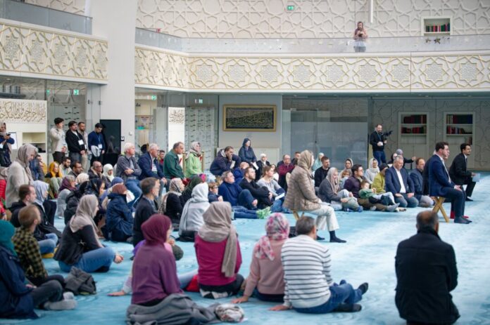 Studie zum Zusammenleben in der Einwanderungsgesellschaft Besucher sitzen am bundesweiten Tag der offenen Moschee im Gebetsraum der Kölner Zentralmoschee. (Archivbild)