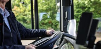 Unfall mit Schulbus: Drei Schwer- und acht Leichtverletzte Der Busfahrer fuhr auf ein Auto auf. (Symbolbild)