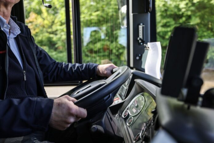 Busfahrer - Symbolbild Der Busfahrer fuhr auf ein Auto auf. (Symbolbild)
