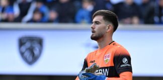 Hoeneß erleichtert: Stuttgarter Arbeitssieg in Paderborn Stuttgarts Torwart Dennis Seimen feierte an alter Wirkungsstätte sein Bundesliga-Debüt.