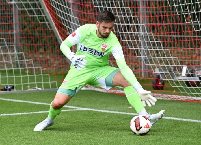 Fußball: Bundesliga, Trainingsauftakt des VfB Stuttgart Steht vor seinem Bundesliga-Debüt: VfB-Keeper Dennis Seimen. (Archivbild)