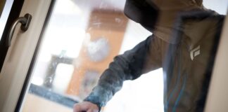 Aktionstag der Kripo zur Hochsaison der Einbrecher Ein Mann demonstriert in einer polizeilichen Beratungsstelle, wie ein Einbrecher versucht, in eine Wohnung zu kommen. (Symbolbild)