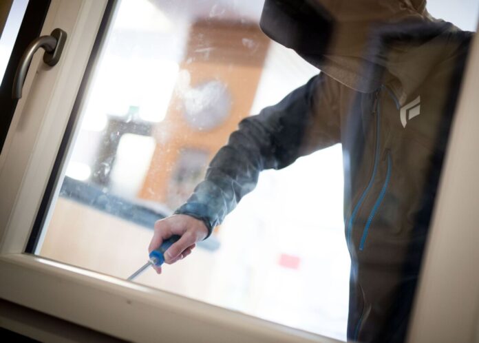Einbruch Ein Mann demonstriert in einer polizeilichen Beratungsstelle, wie ein Einbrecher versucht, in eine Wohnung zu kommen. (Symbolbild)