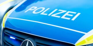 Polizei sucht nach Angriff auf Kippa-Träger zwei Verdächtige Die Polizei in Düsseldorf hat ein Fahndungsfoto mit zwei Tatverdächtigen nach einem Angriff auf einen Kippaträger am Rheinufer veröffentlicht. (Symbolbild)