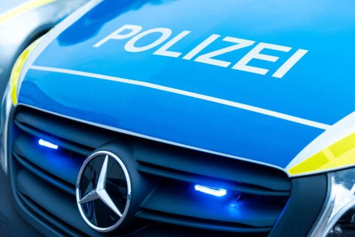 Polizei sucht Tatverdächtige nach Angriff in Düsseldorf Die Polizei in Düsseldorf hat ein Fahndungsfoto mit zwei Tatverdächtigen nach einem Angriff auf einen Kippaträger am Rheinufer veröffentlicht. (Symbolbild)