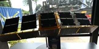 Panzerbauer Rheinmetall erschließt Weltall als Geschäftsfeld Ein Satelliten-Modell bei der Pariser Waffenmesse Eurosatory im Sommer im Maßstab eins zu vier. In kompletter Größe sind die Satelliten 3,3 Meter lang und 0,8 Meter breit.