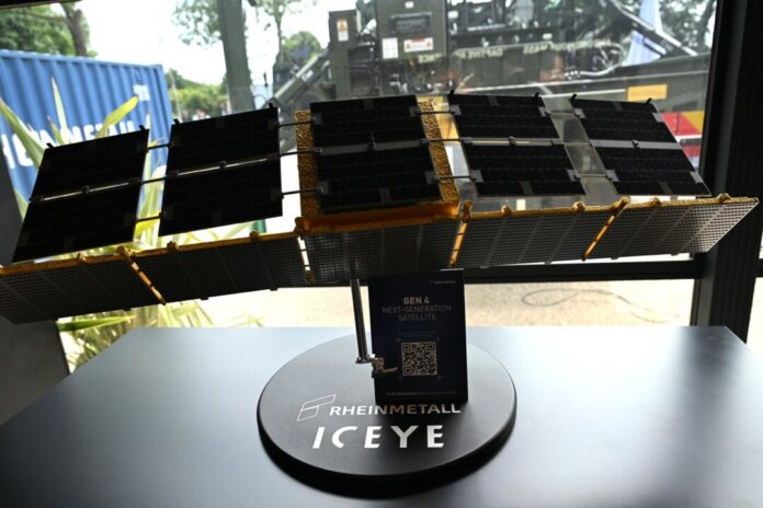 Weltraumsatellit von Rheinmetall Ein Satelliten-Modell bei der Pariser Waffenmesse Eurosatory im Sommer im Maßstab eins zu vier. In kompletter Größe sind die Satelliten 3,3 Meter lang und 0,8 Meter breit.