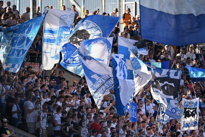 Fans des VfL Bochum Die Bochumer Ultras haben sich zum «Hüpfverbot» auf der Osttribüne des Ruhrstadions geäußert. (Archivbild)