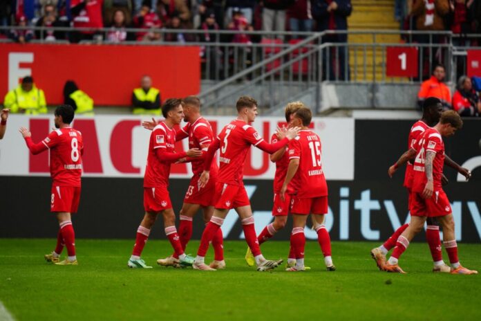 1. FC Kaiserslautern - VfL Bochum Kaiserslautern bejubelt den Heimsieg gegen Bochum.