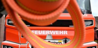 Brand in Wohnhochhaus: Kleinkinder leicht verletzt Im Einsatz waren zeitweise rund 100 Feuerwehr- und Rettungskräfte. (Symbolbild)