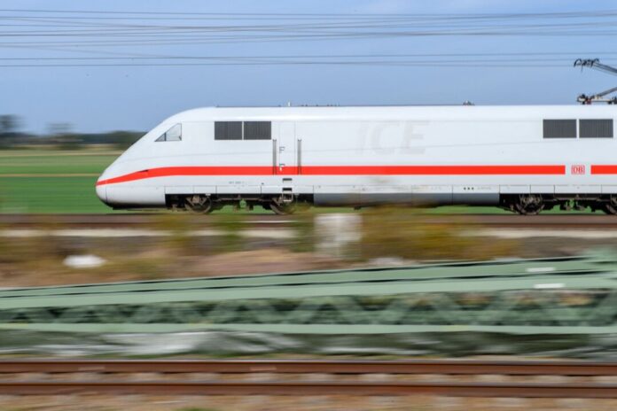 Beginn der Bahn-Bauarbeiten zwischen Hannover und Berlin Ab Freitag ist die Strecke zwischen Berlin und Hannover für 14 Monate vollständig gesperrt. (Archivbild)