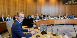 Staatssekretär schützt Scharrenbach – Keine Mobbing-Hinweise Bauministerin Ina Scharrenbach bekommt Rückendeckung durch ihren Staatssekretär Sieveke.