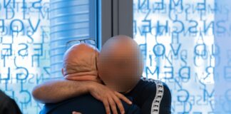 Remscheider Waffenfund: Hauptangeklagter gesteht Hauptangeklagter (l.) gesteht Ankauf von Kriegswaffen. (Archivbild)