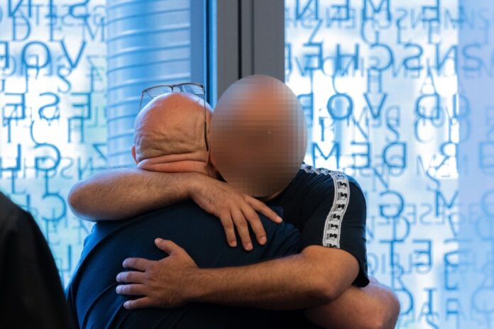 Prozess um großes Waffenlager von Remscheid Hauptangeklagter (l.) gesteht Ankauf von Kriegswaffen. (Archivbild)