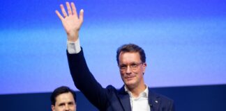 Wüst warnt beim JU-Treffen vor Linken und AfD Wüst wurde mit langem Applaus von der JU empfangen.