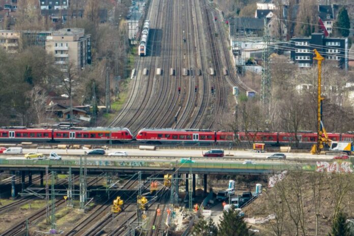 Bahn sperrt Strecke im Ruhrgebiet Das Autobahnkreuz Kaiserberg führt in Duisburg über acht wichtige Bahngleise. (Archivbild)