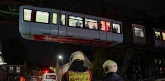 Stromausfall stoppt Schwebebahn – Feuerwehr rettet Fahrgäste Die Feuerwehr holte die Fahrgäste über eine Drehleiter aus der Bahn.