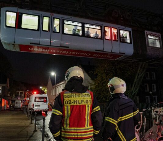 Stromausfall stoppt Schwebebahn – Feuerwehr rettet Fahrgäste Die Feuerwehr holte die Fahrgäste über eine Drehleiter aus der Bahn.