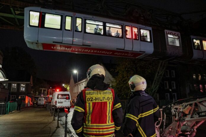 Stromausfall stoppt Schwebebahn - Feuerwehr rettet Fahrgäste Die Feuerwehr holte die Fahrgäste über eine Drehleiter aus der Bahn.