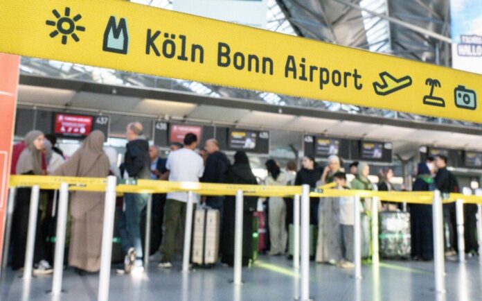 Blick auf Reiseverkehr am ersten Ferienwochenende Der Flughafen Köln/Bonn erwartet am ersten Wochenende der Herbstferien rund 132.000 Reisende.
