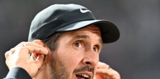 «Kompliment»: Schuster warnt vor Schalker Leidenschaft Trainer Julian Schuster und seine Freiburger treffen am Sonntag auf Schalke 04. (Archivbild)