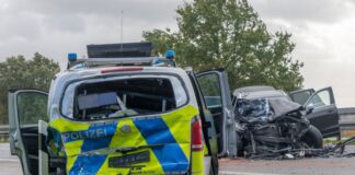 Auto prallt auf stehenden Streifenwagen – A3 gesperrt Wie genau es zu dem Zusammenstoß kam, blieb zunächst unklar.