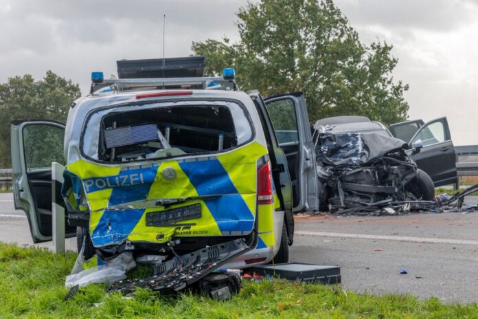 Auto prallt auf stehenden Streifenwagen Wie genau es zu dem Zusammenstoß kam, blieb zunächst unklar.