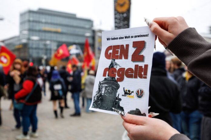 Demonstrationen "Gen Z regelt" - Bielefeld In Bielefeld zogen die Teilnehmer der Gen Z-Demo nach einer Kundgebung durch die Innenstadt.