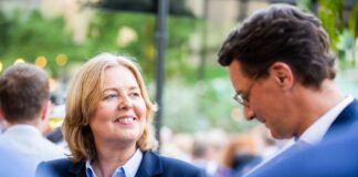 Rücktritt wegen Trauerfall – Wüst zeigt Mitgefühl für Bas Vor dem Trauerfall: Bärbel Bas (SPD) und Hendrik Wüst (CDU), unterhalten sich beim einem Sommerfest. (Archivbild)