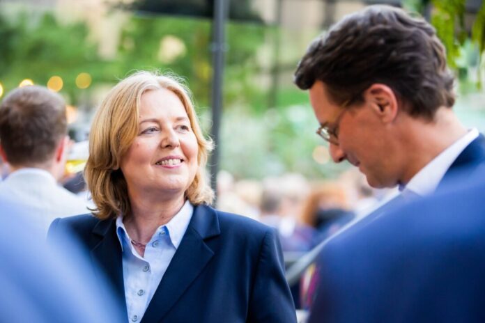 Sommerfest der Landesvertretung Nordrhein-Westfalen Vor dem Trauerfall: Bärbel Bas (SPD) und Hendrik Wüst (CDU), unterhalten sich beim einem Sommerfest. (Archivbild)