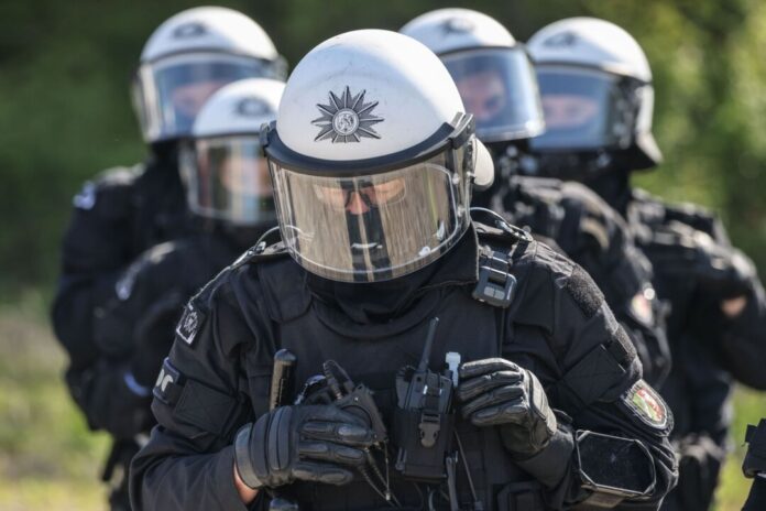 Bereitschaftspolizei Amokalarm an Gesamtschule in Wuppertal. (Symbolfoto)