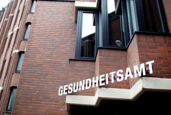 Einrichtungsbezogene Impfpflicht greift kommende Woche Die Zahl der Betroffenen an Magen-Darm-Beschwerden nach dem Besuch bei einem Döner-Imbiss ist auf über 70 gestiegen. (Symbolbild)