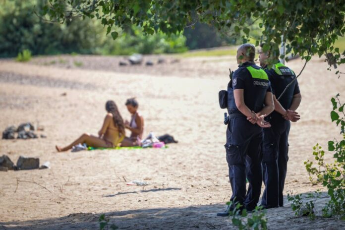 Kontrollmaßnahmen für Badeverbot am Rhein In Düsseldorf und einigen anderen Städten wurden bei Verstößen Bußgelder verhängt.