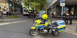 Beamte überwältigt: Maskierte verhelfen Häftling zur Flucht Die Polizei war rund um den Tatort im Großeinsatz.