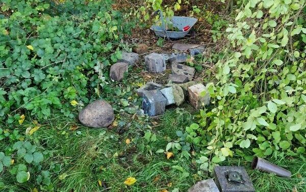 Ablagerung Grableuchtensockel Die Sockel wurden liegengelassen, das Metall nahmen die Täter mit. Foto: Stadt Heiligenhaus