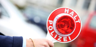 Ferienzeit: Polizei warnt vor dubiosen Park-and-Fly-Anbietern Eine Anhaltekelle der Polizei ist zu sehen. Symbolfoto: Polizei