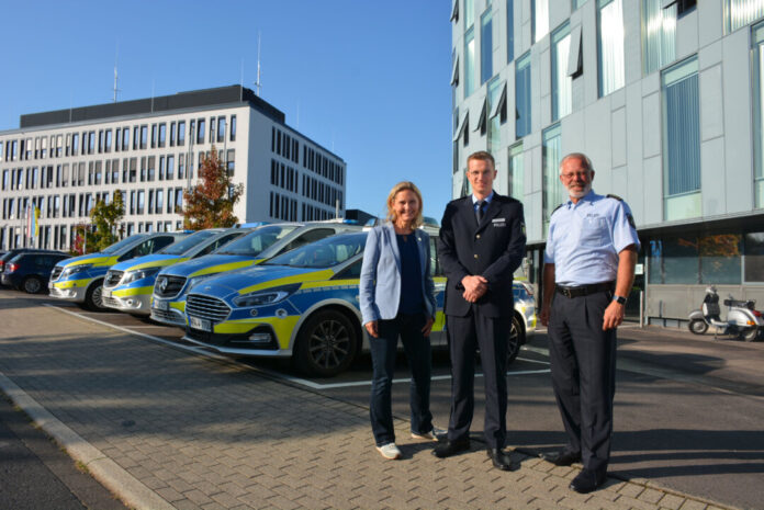 Annas_Begrüßung Landrätin Bettina Warnecke und der Abteilungsleiter der Polizei, Holger Schepanski, begrüßten Polizeirat Nicolai Annas als neuen Leiter der Direktion Verkehr. Foto: Polizei
