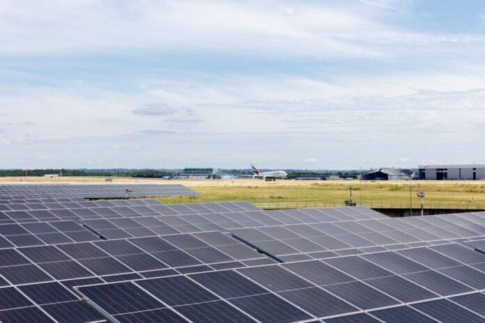 Der Düsseldorfer Flughafen setzt unter anderem auf den Ausbau erneuerbarer Energien. Jetzt wurde der Airport erstmals mit Stufe 4 des internationalen Klimaschutzprogramms Airport Carbon Accreditation ausgezeichnet. Foto: Flughafen Düsseldorf/ Andreas Wiese Der Düsseldorfer Flughafen setzt unter anderem auf den Ausbau erneuerbarer Energien. Jetzt wurde der Airport erstmals mit Stufe 4 des internationalen Klimaschutzprogramms Airport Carbon Accreditation ausgezeichnet. Foto: Flughafen Düsseldorf/ Andreas Wiese