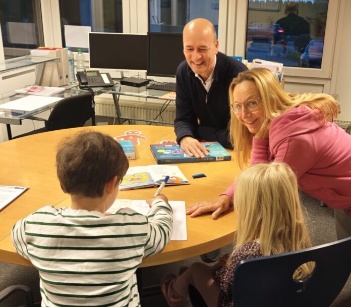 Anja Schlösser-Schnelting und der Vorsitzende des Bürgervereins Metzkausen, Gregor Neumann, mit Grundschülern. Foto: privat Anja Schlösser-Schnelting und der Vorsitzende des Bürgervereins Metzkausen, Gregor Neumann, mit Grundschülern. Foto: privat