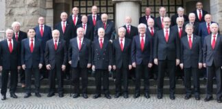 Festliches Chorkonzert in der Apostelkirche Der Männerchor vor der Christuskirche. Foto: Chor