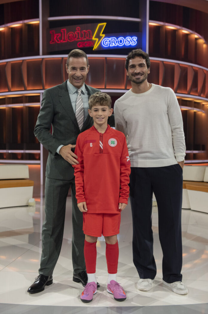 Herausforderer Jonas (12) aus Ratingen mit Fußballweltmeister Mats Hummels (r.) und Moderator Kai Pflaume. Foto: Thorsten Jander