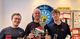 Wülfrath: Dart-Turnier am Tag der Deutschen Einheit Bei den "Wülfrather Open Darts Masters“ im vergangenen Dezember war die Stimmung gut: Niclas Kohlmetz, Sieger Dietmar Buss und Meiko Schönekes. Archivfoto: privat