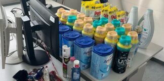 Ein Auto voller Waren: Mutmaßliche Ladendiebe in Ratingen erwischt In dem Auto der Verdächtigen fand die Polizei Waren aus dem Drogeriebereich. Foto: Polizei
