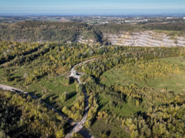 Neuer Wanderweg zwischen Wülfrath und Velbert bietet neue Möglichkeiten Der neue Wanderweg führt quer durch das Eignerbachtal. Im Hintergrund ist der Kalksteinbruch Rohdenhaus an der Rützkausener/Mettmanner Straße zu erkennen. Foto: Mathias Kehren