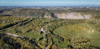 Neuer Wanderweg zwischen Wülfrath und Velbert bietet neue Möglichkeiten Der neue Wanderweg führt quer durch das Eignerbachtal. Im Hintergrund ist der Kalksteinbruch Rohdenhaus an der Rützkausener/Mettmanner Straße zu erkennen. Foto: Mathias Kehren