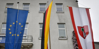 Beflaggung vor dem Rathaus anlässlich eines Europafestes. Foto: Mathias Kehren