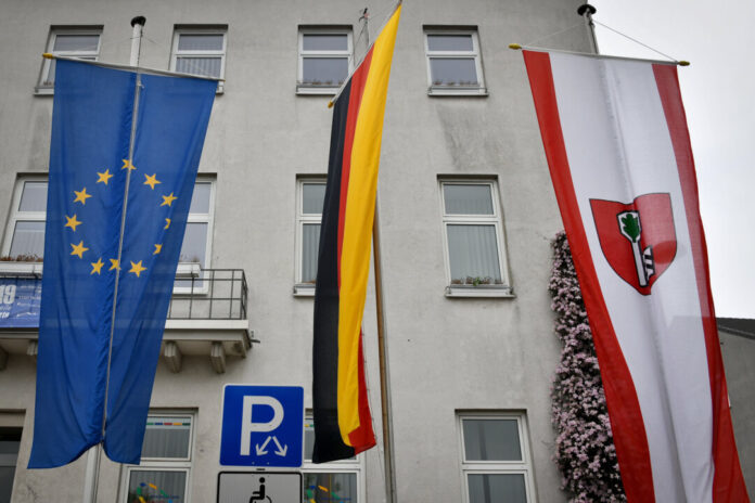 Flaggen Rathaus Velbert Beflaggung vor dem Rathaus anlässlich eines Europafestes. Foto: Mathias Kehren