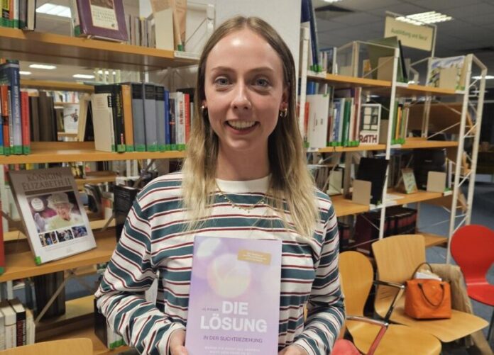 Jil Rieger stellte ihr eigenes Buch vor: „Die Lösung in der Suchtbeziehung“. Foto: Stadt Wülfrath Jil Rieger stellte ihr eigenes Buch vor: „Die Lösung in der Suchtbeziehung“. Foto: Stadt Wülfrath