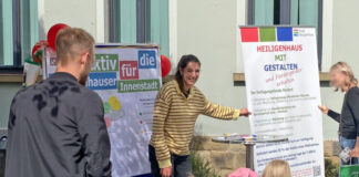 Rallye durch Heiligenhaus sorgt für Begeisterung bei Schulstartern Judith Mattler (Mitte) vom Zentrenmanagement begrüßtedie Schulstarter und ihre Familien auf dem Rathausplatz. Foto: Stadt HEI